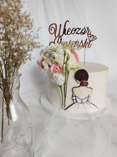 Tort na wieczór panieński z personalizowanym topperem i fontanną tortową.