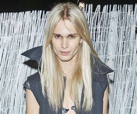 Mateusz Maga podczas sesji zdjęciowej w Top Model