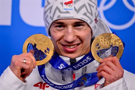 Kamil Stoch odbierający złoty medal na podium w Pjongczangu