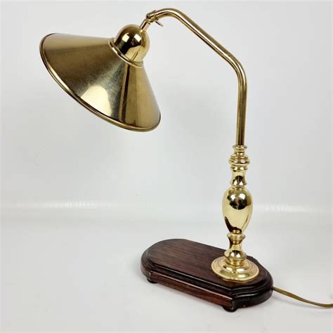elegancka lampa biurkowa i wisząca tworzące przyjemne oświetlenie w gabinecie