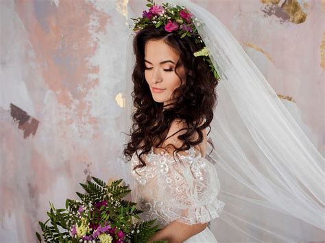 Inspiracja stylizacją boho z welonem kogut: luźna suknia, wianek z kwiatów i etniczna biżuteria.