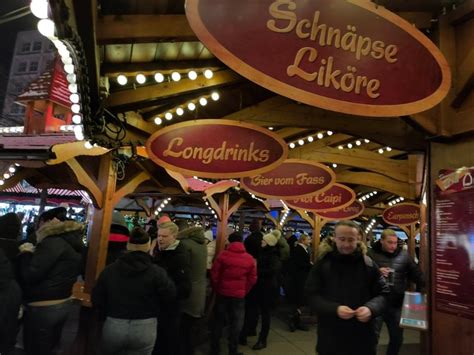 Zdjęcie stoiska z napojami na jarmarku Alexanderplatz, z widocznymi cenami grzanego wina.
