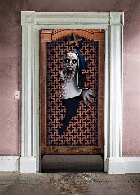 Grafika przedstawiająca różne pomysły na dekoracje drzwi na Halloween: personalizowaną tablicę, drzwi z motywem zombie, przerażającego klauna i interaktywną czaszkę.