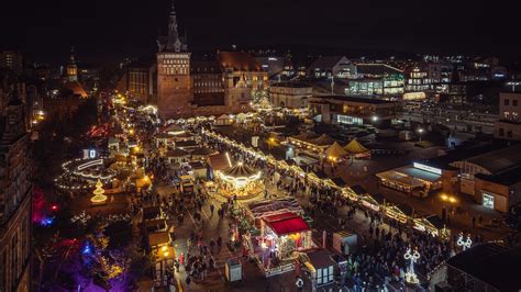 Widok z lotu ptaka na tętniący życiem Jarmark Europa z licznymi stoiskami i tłumami ludzi.