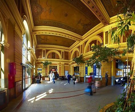 zdjęcie przedstawiające włoski dworzec kolejowy z widocznymi turystami i elementami architektonicznymi
