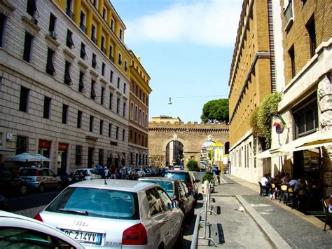 zdjęcie przedstawiające ulice Watykanu z widocznymi śmieciami i barierkami remontowymi