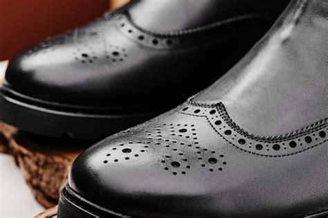 Zbliżenie na czerwoną podwiązkę i eleganckie buty