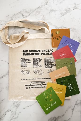 Zdjęcie przedstawiające zestaw Kart Mocy Laktacyjnej z motywem ziół oraz torbę 