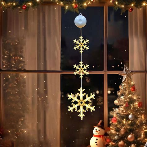 świąteczne dekoracje okienne z kurtyną świetlną i lampionami
