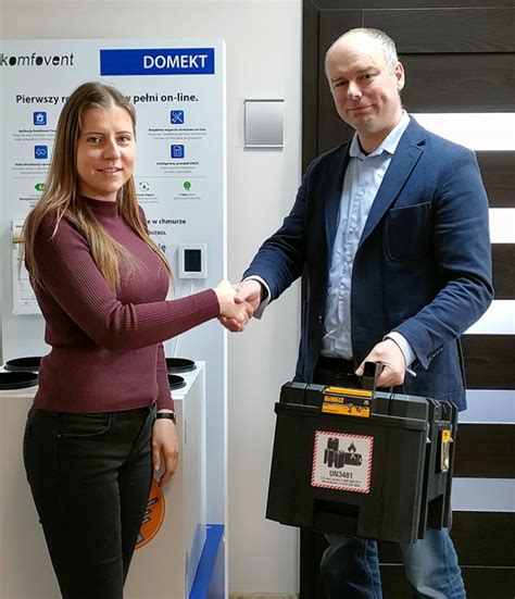 zdjęcie wicestarosty wręczającego nagrodę podczas konkursu