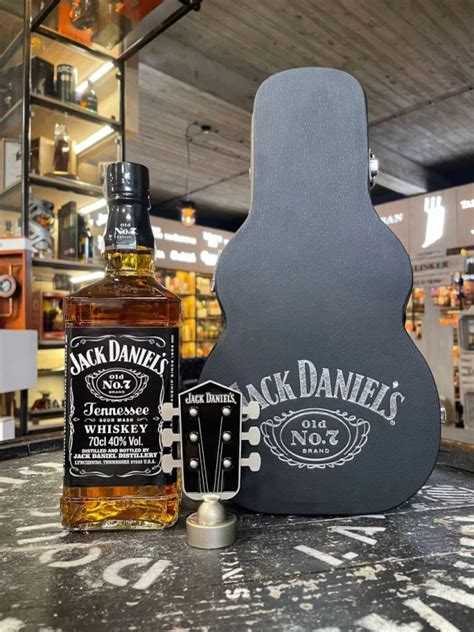 zdjęcie butelki Jack Daniel's w eleganckim opakowaniu na prezent