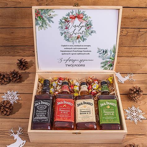 kosz wiklinowy z butelką whisky i dodatkami
