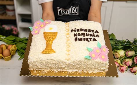 Tort w kształcie otwartej księgi, z jadalnymi stronami ozdobionymi napisami i zdjęciami.