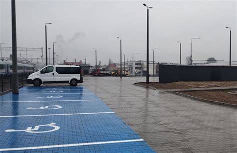 Parking przy IKEA Lublin z wyznaczonymi miejscami dla rodzin i osób niepełnosprawnych.