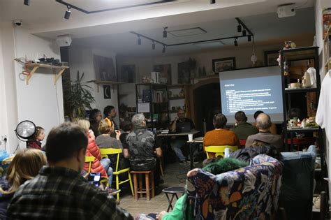 Zdjęcie przedstawiające grupę kleryków w habitach, uczestniczących w zajęciach seminaryjnych lub modlitwie.