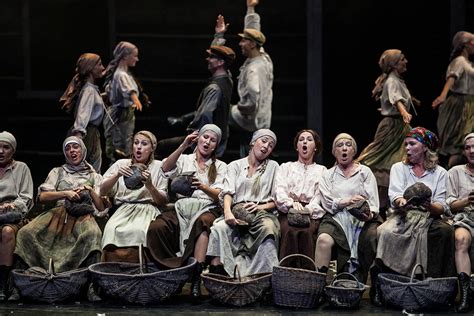 scena z przedstawienia teatralnego z dynamiczną choreografią