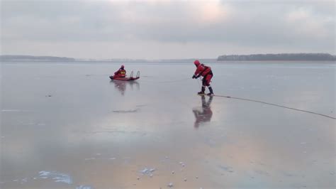 Zdjęcie przedstawiające wyścigi konne na zamarzniętym jeziorze podczas White Turf