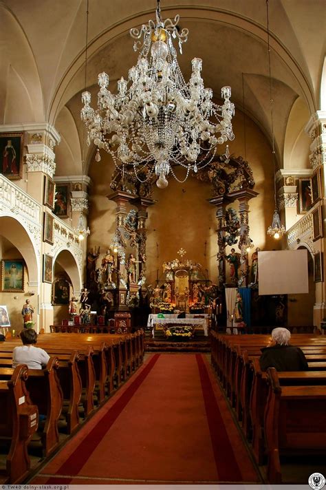 Wnętrze kościoła św. Jana Chrzciciela i św. Michała Archanioła w Lubawie z widocznym drewnianym stropem