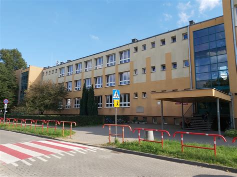 zdjęcie_budynku_liceum_w_obornikach