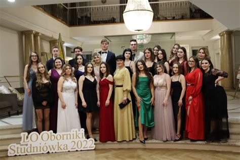 zdjęcie_uczniow_na_studniowce_w_obornickim_liceum