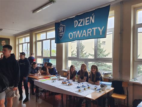 zdjęcie przedstawiające uczniów i nauczycieli podczas Dnia Otwartego w Zespole Szkół Ponadpodstawowych w Szczercowie