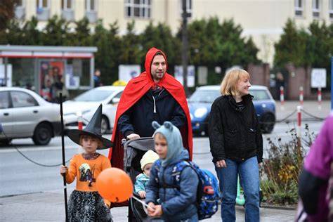 zdjęcie przedstawiające rodzinne obchody Halloween z dziećmi przebranymi za potwory