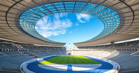 zdjęcie maturzystów II LO Wrocław na tle Stadionu Olimpijskiego