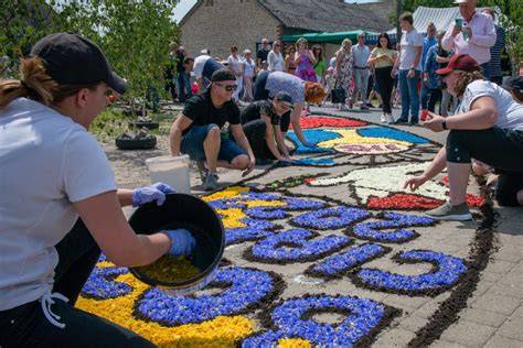 Zdjęcie dywanu kwiatowego przygotowanego na procesję Bożego Ciała