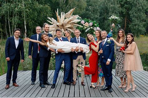 Zdjęcie pary młodej i gości weselnych w letnich stylizacjach z sukienkami szyfonowymi