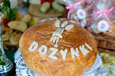 Chleb dożynkowy przekazywany podczas XXI Dożynek Województwa Podkarpackiego w Ulanowie