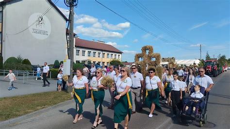 Korowód wieńców dożynkowych podczas Dożynek Gminnych w Urzejowicach