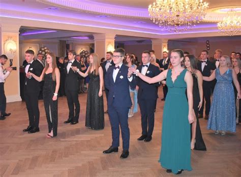 Zdjęcie maturzystów Zespołu Szkół Gastronomiczno-Hotelarskich podczas balu