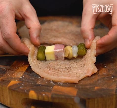 Zdjęcie przedstawiające przekrojony kotlet 