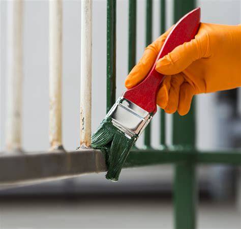 Malowanie balustrady stalowej za pomocą pędzla i wałka