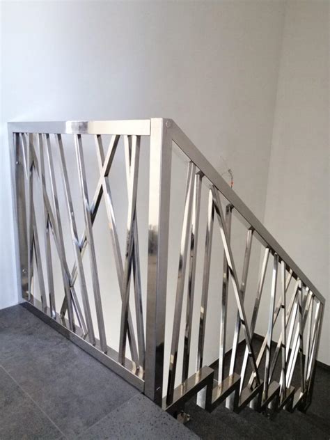 Nowoczesne balustrady ze stali nierdzewnej z elementami szklanymi