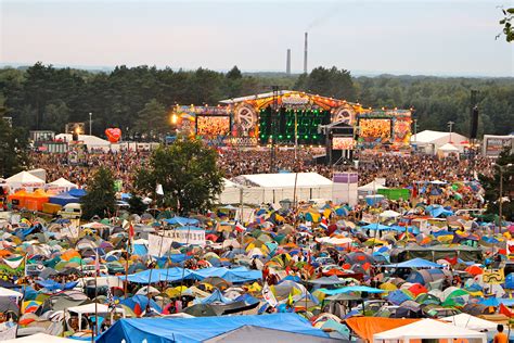 Zdjęcie z poprzedniej edycji Festiwalu Wieprzowiny, przedstawiające tłum uczestników i scenę