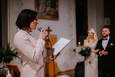 Para młoda podczas ceremonii ślubnej, uwieczniona w emocjonującym momencie