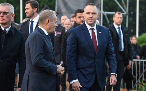 Ilustracja przedstawiająca Maciusia rozmawiającego z królową Kampanellą w więzieniu