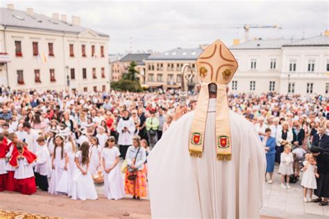 schematyczny przekrój procesji Bożego Ciała z udziałem wiernych, duchowieństwa i ołtarzy