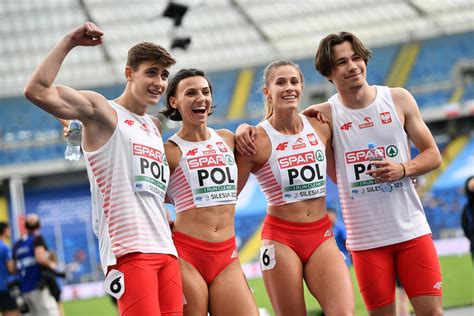Zdjęcie przedstawiające ceremonię medalową z udziałem polskich lekkoatletów.