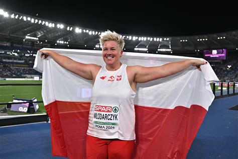 Zdjęcie Anity Włodarczyk na podium olimpijskim.