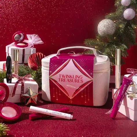 Zdjęcie kalendarza adwentowego Catrice Twinkling Treasures w formie kosmetyczki z widocznymi produktami do makijażu