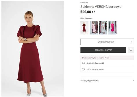 kobieta w bordowej sukience i bordowych szpilkach na tle weselnego przyjęcia