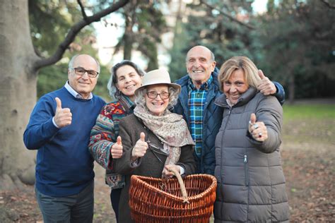 Uśmiechnięci seniorzy podczas zajęć grupowych