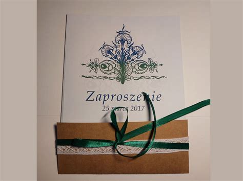 Kreatywne przykłady zaproszeń ślubnych wykonanych techniką scrapbookingu z użyciem papieru, wstążek i suszonych kwiatów.
