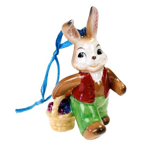 Gipsowa figurka zająca z koszyczkiem, jako przykład dekoracji wielkanocnej.