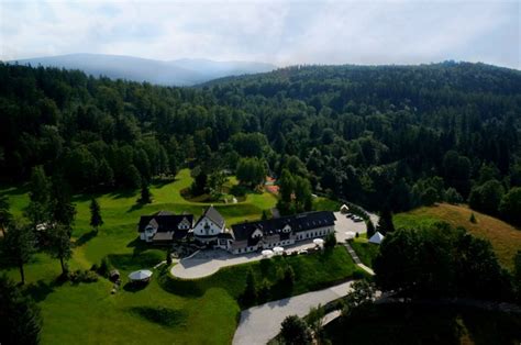 Widok na Hotel Chojnik w otoczeniu Karkonoszy
