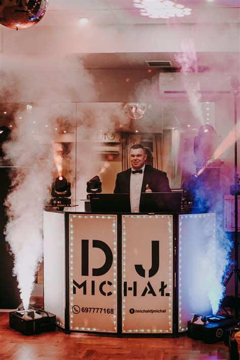 DJ prowadzący imprezę z mikrofonem