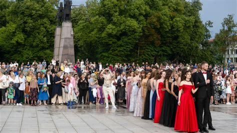 Zdjęcie pary maturzystów wykonującej elegancki krok poloneza