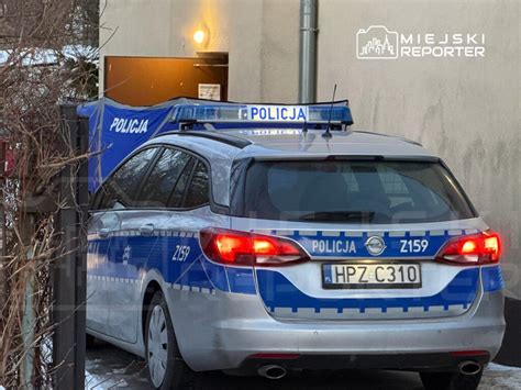 zrzut ekranu z gry przedstawiający radiowóz policyjny SAPD zaparkowany przed budynkiem komendy
